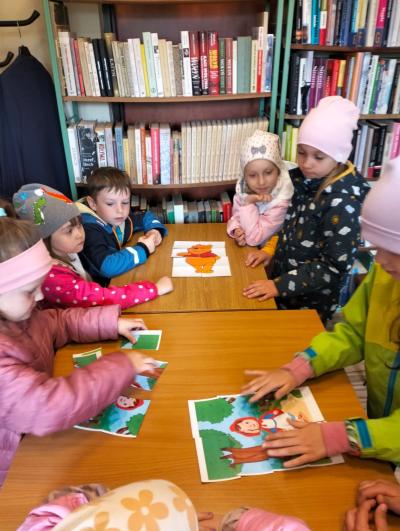 1.Przedszkolaki podczas zajęć w bibliotece.jpg