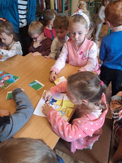 2.Przedszkolaki podczas zajęć w bibliotece.jpg