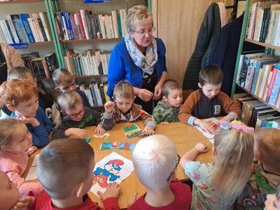 3.Przedszkolaki podczas zajęć w bibliotece.jpg